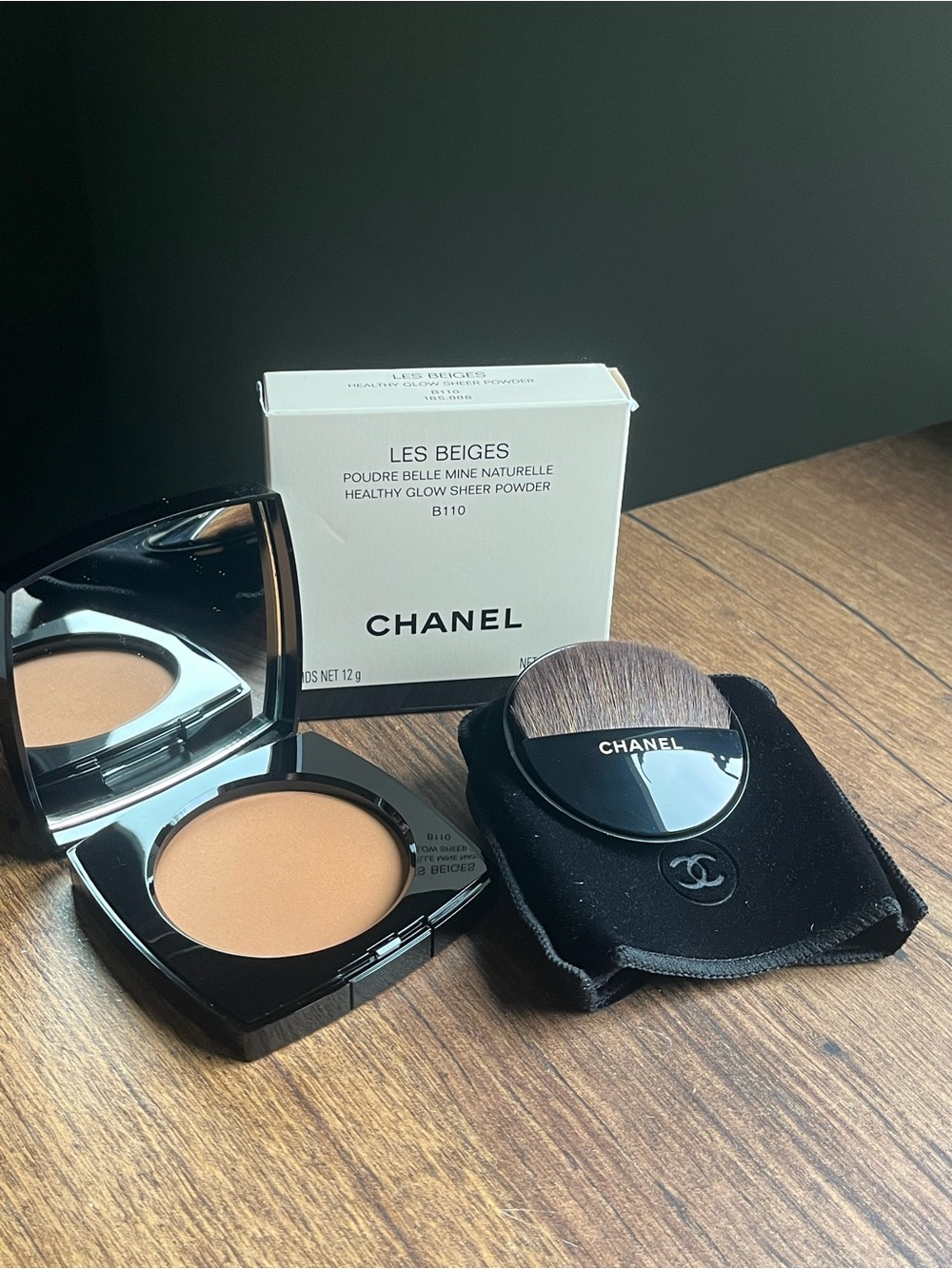 CHANEL Les Beiges Compact Powder with Brush - B110